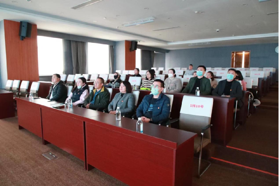 图为教育与社区服务部支部党员观看警示教育片