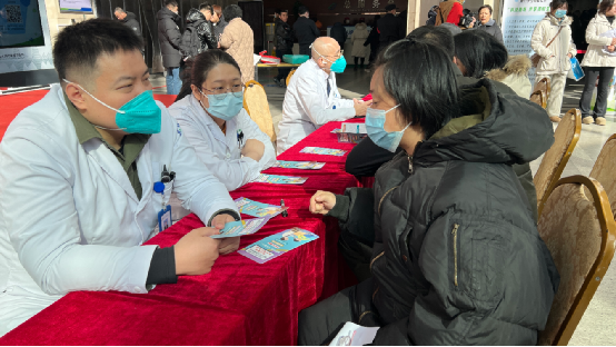 图为医疗专家团队进行听力免费筛查、检测和义诊