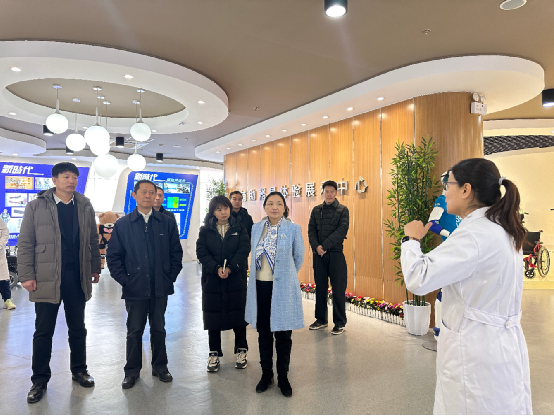 图为参观辅助器具体验展示