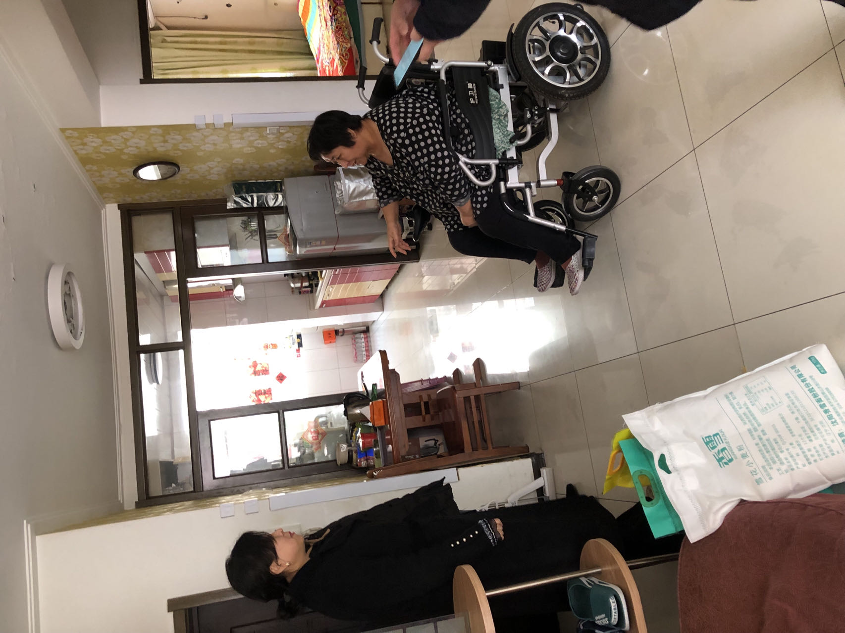 图为教育就业部党支部走访探视低保重度残疾人家庭