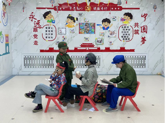 图为听障儿童表演学雷锋主题情景剧