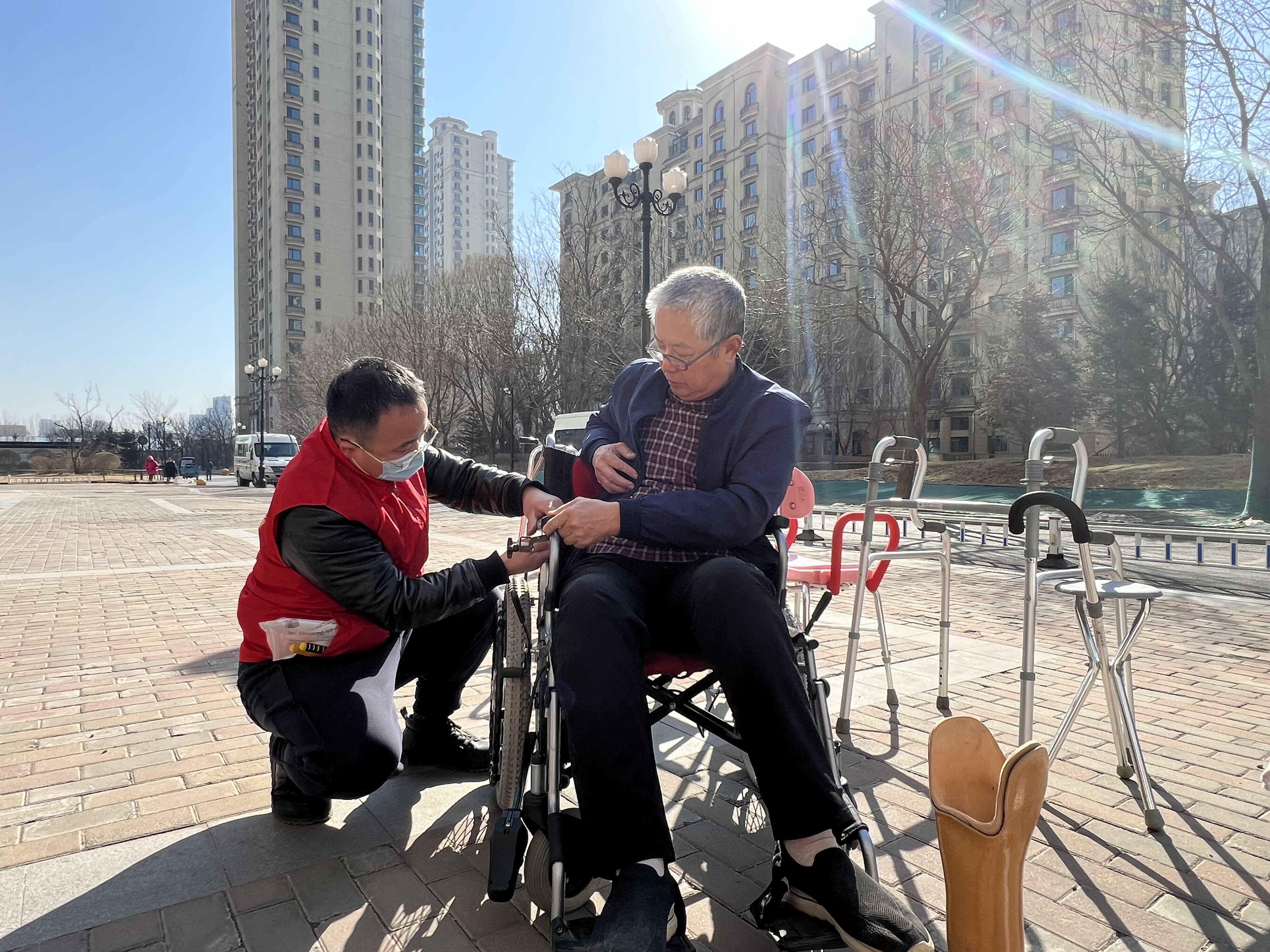 图为辅助器具现场维修