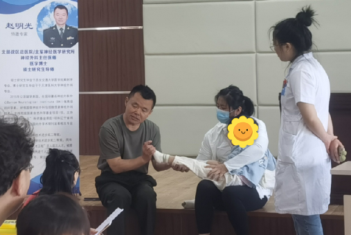 图为赵明光教授爱心义诊志愿服务现场