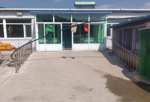 图为方便残疾人出行，修了坡道、安装了扶手