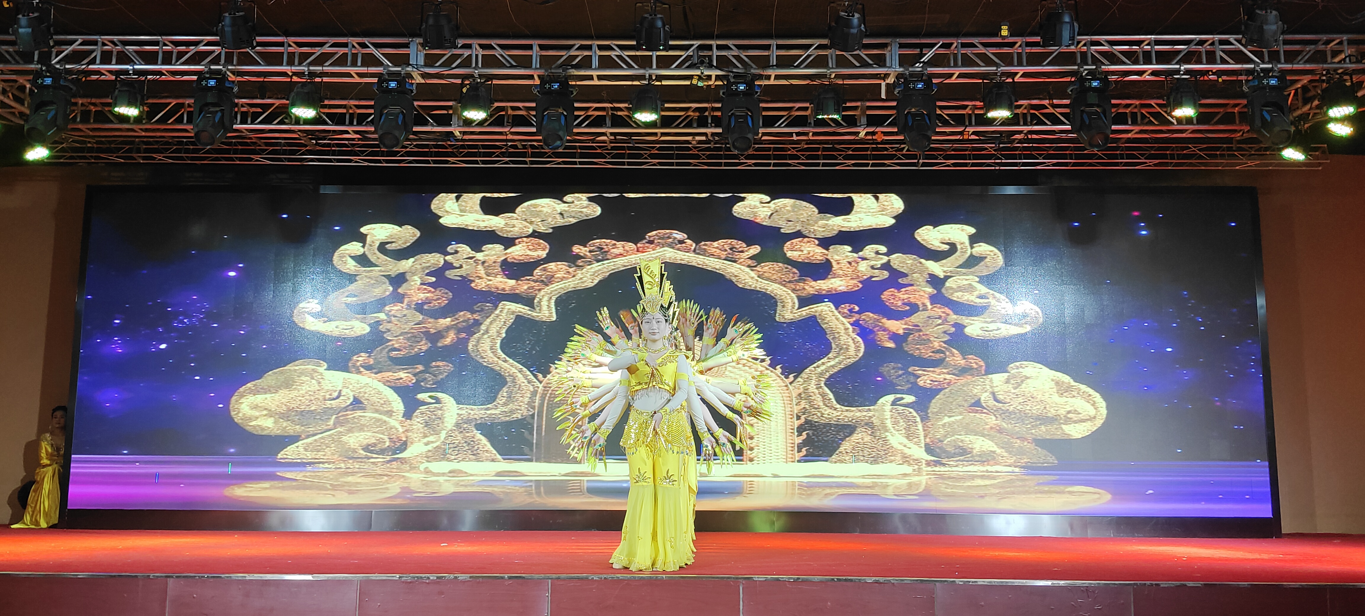 图为聋人演员表演《千手观音》