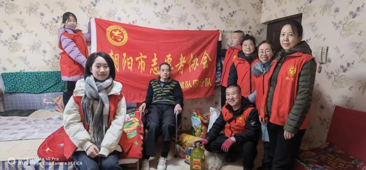 图为朝阳市志愿者协会弘义直属队走访慰问困难残疾人