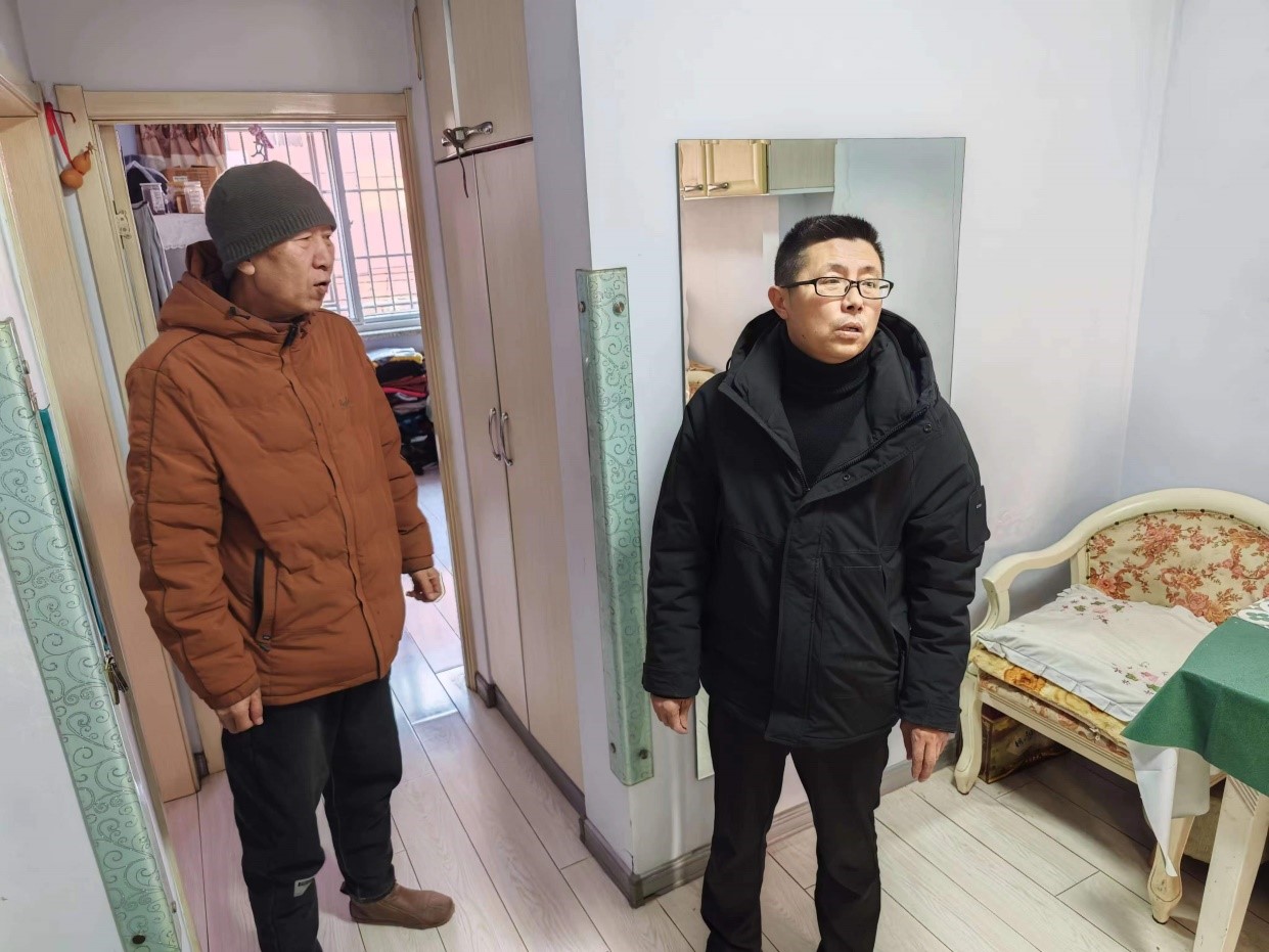 图为双塔区残联理事长轩晓光入户走访困难重度残疾人
